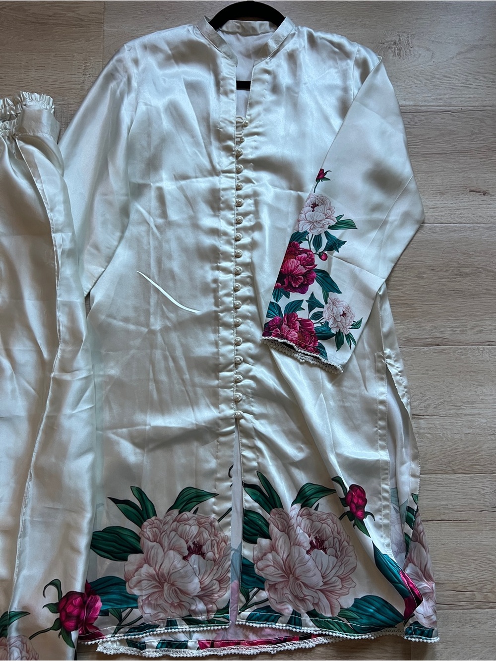 Lulusar 2-piece silk outfit - Picture 2 of 3